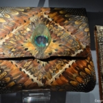 Tas gemaakt van een pauw in de collectie uit de 20e-21e eeuw in het Tassenmuseum Hendrikje aan de Herengracht in Amsterdam<br/>Copyright ยฉ JTravel.nl Tas gemaakt van een pauw in de collectie uit de 20e-21e eeuw in het Tassenmuseum Hendrikje aan de Herengracht in Amsterdam / Copyright ยฉ JTravel.nl