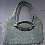 Tas gemaakt van een python in de collectie uit de 20e-21e eeuw in het Tassenmuseum Hendrikje aan de Herengracht in Amsterdam<br/>Copyright ยฉ JTravel.nl Tas van een python in de collectie uit de 20e-21e eeuw in het Tassenmuseum Hendrikje aan de Herengracht in Amsterdam / Copyright ยฉ JTravel.nl