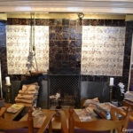 Een open haard met tegentableau in Herberg de Gouden Leeuw in Bronkhorst<Br/>Copyright © JTravel.nl Een open haard met tegeltableau in Herberg de Gouden Leeuw in Bronkhorst / Copyright © JTravel.nl