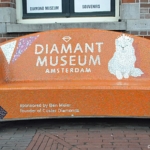 Een bankje voor het Diamant Museum in Amsterdam<br/>Copyright ยฉ JTravel.nl Een bankje voor het Diamant Museum in Amsterdam / Copyright ยฉ JTravel.nl