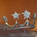 De kroon die Koningin Maxima op haar huwelijksdag in 2002 droeg in het Diamant Museum in Amsterdam<br/>Copyright ยฉ JTravel.nl De kroon die Koningin Maxima op haar huwelijksdag in 2002 in het Diamant Museum in Amsterdam / Copyright ยฉ JTravel.nl