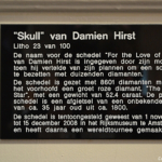 Uitleg over 'Skull' van Damien Hirst in het Diamant Museum in Amsterdam<br/>Copyright ยฉ JTravel.nl Uitleg over 'Skull' van Damien Hirst in het Diamant Museum in Amsterdam / Copyright ยฉ JTravel.nl