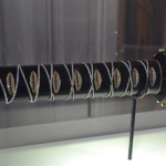 Het Katana zwaard (Japans) van Murano glas met 1967 diamanten en 494 robijnen in het Diamant Museum in Amsterdam<br/>Copyright ยฉ JTravel.nl Het Katana zwaard (Japans) van Murano glas met 1967 diamanten en 494 robijnen in het Diamant Museum in Amsterdam / Copyright ยฉ JTravel.nl