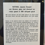 Uitleg over het Katana zwaard (Japans) van Murano glas met 1967 diamanten en 494 robijnen in het Diamant Museum in Amsterdam<br/>Copyright ยฉ JTravel.nl Uitleg over het Katana zwaard (Japans) van Murano glas met 1967 diamanten en 494 robijnen in het Diamant Museum in Amsterdam / Copyright ยฉ JTravel.nl