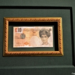 'Di Faced Tennerr' van Banksy in het Moco Museum in Amsterdam<br/>Copyright ยฉ JTravel.nl 'Di Faced Tenner' van Banksy in het Moco Museum in Amsterdam / Copyright ยฉ JTravel.nl
