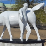 Peerd van Ome Loeks voor het Station van Groningen<br/>Copyright © JTravel.nl Peerd van Ome Loeks voor het Station van Groningen / Copyright © JTravel.nl