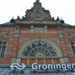 Aan de buitenkant van het stationsgebouw van Groningen<br/>Copyright © JTravel.nl Aan de buitenkant van het stationsgebouw van Groningen / Copyright © JTravel.nl