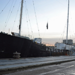 Het Veronicaschip in de haven bij het NDSM-terrein in Amsterdam Noord<br/>Copyright © JTravel.nl Het Veronicaschip in de haven bij het NDSM-terrein in Amsterdam Noord / Copyright © JTravel.nl