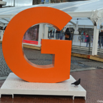 De letter G (van Groningen) bij de ijsbaan op de Grote Markt in Groningen<br/>Copyright © JTravel.nl De letter G (van Groningen) bij de ijsbaan op de Grote Markt in Groningen / Copyright © JTravel.nl