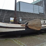 De tjalk Alida op het binnenplein van het Noordelijk Scheepvaartmuseum in Groningen<br/>Copyright © JTravel.nl De tjalk Alida op het binnenplein van het Noordelijk Scheepvaartmuseum in Groningen / Copyright © JTravel.nl
