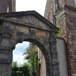 Een oude poort in het centrum van Woudrichem tijdens deel 3 van de Instameet Waterliniepad<br/>Copyright ยฉ JTravel.nl Een oude poort in het centrum van Woudrichem tijdens deel 3 van de Instameet Waterliniepad / Copyright ยฉ JTravel.nl