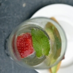 Een lekker drankje op de trappen van de Commandeurswoning van Slot Loevestein tijdens deel 3 van de Instameet Waterliniepad<br/>Copyright ยฉ JTravel.nl Een lekker drankje op de trappen van de Commandeurswoning van Slot Loevestein tijdens deel 3 van de Instameet Waterliniepad / Copyright ยฉ JTravel.nl
