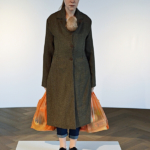 Kunstwerk van Ron Mueck, vrouw met kind heeft gewinkeld in het LAM (Lisser Art Museum) in Lisse.<br/>Copyright ยฉ JTravel.nl Kunstwerk van Ron Mueck, vrouw met kind heeft gewinkeld in het LAM (Lisser Art Museum) in Lisse / Copyright ยฉ JTravel.nl