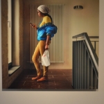 De foto โGood Newsโ van Katerina Belkina. De titel van dit werk is Good News. Dit verwijst naar het berichtje op de telefoon dat gelezen wordt. Blijkbaar goed nieuws. Deze foto is een combinatie van twee schilderijen van Johannes Vermeer, het melkmeisje en het meisje met de parel in het LAM (Lisser Art Museum) in Lisse.<br/>Copyright ยฉ JTravel.nl De foto โGood Newsโ van Katerina Belkina. De titel van dit werk is Good News. Dit verwijst naar het berichtje op de telefoon dat gelezen wordt. Blijkbaar goed nieuws. Deze foto is een combinatie van twee schilderijen van Johannes Vermeer, het melkmeisje en het meisje met de parel in het LAM (Lisser Art Museum) in Lisse / Copyright ยฉ JTravel.nl