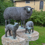 Het beeld van een schaap met twee lammeren in Oosterend<br/>Copyright © JTravel.nl Het beeld van een schaap met twee lammeren Oosterend / Copyright © JTravel.nl