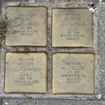 Stolpersteine voor Georg, Johanna en Helmut Deutschkron en Helene Lion, Koningin Sophiastraat 36 in Zwolle tijdens de 19e etappe van het Westerborkpad Stolpersteine voor Georg, Johanna en Helmut Deutschkron en Helene Lion, Koningin Sophiastraat 36 in Zwolle tijdens de 19e etappe van het Westerborkpad