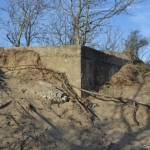 Een bunker op de top van de Rozenberg tijdens de bunkerroute in de Amsterdamse Waterleidingduinen op 24-2-2021<br/>Copyright ยฉ JTravel.nl Een bunker op de top van de Rozenberg tijdens de bunkerroute in de Amsterdamse Waterleidingduinen op 24-2-2021<br/>Copyright ยฉ JTravel.nl
