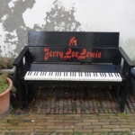 Bankje voor Jerry Lee Lewis in de Lange Hofstraat in Haarlem <br/>Copyright © JTravel.nl Bankje voor Jerry Lee Lewis in de Lange Hofstraat in Haarlem<br/>Copyright © JTravel.nl