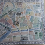 Plattegrond van Haarlem op keramiek in de Lombardsteeg tijdens mijn wandeling langs de street art in Haarlem <br/>Copyright © JTravel.nl Plattegrond van Haarlem op keramiek in de Lombardsteeg tijdens mijn wandeling langs de street art in Haarlem<br/>Copyright © JTravel.nl
