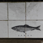 Sprot op keramiek in de Lombardsteeg tijdens mijn wandeling langs de street art in Haarlem <br/>Copyright © JTravel.nl Sprot op keramiek in de Lombardsteeg tijdens mijn wandeling langs de street art in Haarlem<br/>Copyright © JTravel.nl