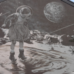 The Sun lights up the moon van Sidney Waerts op de hoek van de Pieter Kiesstraat en de Johan van Vlietstraat tijdens mijn wandeling langs de street art in Haarlem <br/>Copyright © JTravel.nl The Sun lights up the moon van Sidney Waerts op de hoek van de Pieter Kiesstraat en de Johan van Vlietstraat tijdens mijn wandeling langs de street art in Haarlem<br/>Copyright © JTravel.nl