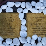 Stolpersteine voor Rabbijn Simon Philip en Judith De Vries aan de Bakenessergracht in Haarlem tijdens de Stadse Tocht Haarlem <br/>Copyright © JTravel.nl Stolpersteine voor Rabbijn Simon Philip en Judith De Vries aan de Bakenessergracht in Haarlem tijdens de Stadse Tocht Haarlem<br/>Copyright © JTravel.nl