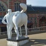 Peerd van Ome Loeks voor het Station van Groningen / Copyright © JTravel.nl Peerd van Ome Loeks voor het Station van Groningen / Copyright © JTravel.nl