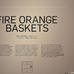 Uitleg over het werk Fire Orange Baskets van glaskunstenaar Dale Chihuly in het Groninger Museum in Groningen<br/>Copyright © JTravel.nl