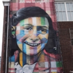 Street art van Anne Frank op de NDSM-werf in Amsterdam-Noord tijdens mijn wandeling in de haven van Amsterdam <br/>Copyright © JTravel.nl Street art van Anne Frank op de NDSM-werf in Amsterdam-Noord tijdens mijn wandeling in de haven van Amsterdam <br/>Copyright © JTravel.nl