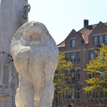 Een leeuw voor het Nationaal Monument op de Dam<br/>Copyright © JTravel.nl Een leeuw voor het Nationaal Monument op de Dam<br/>Copyright © JTravel.nl