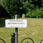 Israรซlitische begraafplaats in Hoogeveen tijdens de 24e etappe van het Westerborkpad / Copyright JTravel.nl Israรซlitische begraafplaats in Hoogeveen tijdens de 24e etappe van het Westerborkpad / Copyright JTravel.nl