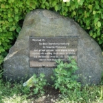 Gedenksteen voor de familie Flokstra tijdens de 24e etappe van het Westerborkpad / Copyright JTravel.nl Gedenksteen voor de familie Flokstra tijdens de 24e etappe van het Westerborkpad / Copyright JTravel.nl