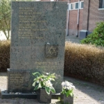 Monument voor de synagoge in Hoogeveen tijdens de 24e etappe van het Westerborkpad / Copyright JTravel.nl Monument voor de synagoge in Hoogeveen tijdens de 24e etappe van het Westerborkpad / Copyright JTravel.nl