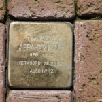 Stolperstein voor Abraham Wolf aan de Woldstraat 6 in Meppel tijdens de 23e etappe van het Westerborkpad / Copyright JTravel.nl Stolperstein voor Abraham Wolf aan de Woldstraat 6 in Meppel tijdens de 23e etappe van het Westerborkpad / Copyright JTravel.nl