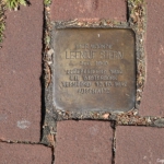 Stolperstein voor Leentje Stern in Hoogeveen tijdens de 24e etappe van het Westerborkpad / Copyright JTravel.nl Stolperstein voor Leentje Stern in Hoogeveen tijdens de 24e etappe van het Westerborkpad / Copyright JTravel.nl
