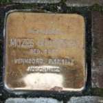 Stolperstein voor Mozes Goldsteen aan de Noteboomstraat 1 in Meppel tijdens de 23e etappe van het Westerborkpad / Copyright JTravel.nl Stolperstein voor Mozes Goldsteen aan de Noteboomstraat 1 in Meppel tijdens de 23e etappe van het Westerborkpad / Copyright JTravel.nl