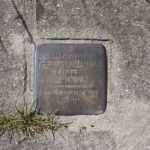 Stolperstein voor Theodorus Carper in Hoogeveen tijdens de 24e etappe van het Westerborkpad / Copyright JTravel.nl Stolperstein voor Theodorus Carper in Hoogeveen tijdens de 24e etappe van het Westerborkpad / Copyright JTravel.nl
