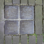 Stolpersteine voor Abraham Hijman, Abraham, Alice en Eva Mulle in Hoogeveen tijdens de 24e etappe van het Westerborkpad / Copyright JTravel.nl Stolpersteine voor Abraham Hijman, Abraham, Alice en Eva Mulle in Hoogeveen tijdens de 24e etappe van het Westerborkpad / Copyright JTravel.nl