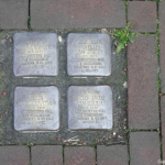 Stolpersteine voor Alida en Roelof van Zuiden, Michael en Feitje van Rhijn in Hoogeveen tijdens de 24e etappe van het Westerborkpad / Copyright JTravel.nl Stolpersteine voor Alida en Roelof van Zuiden, Michael en Feitje van Rhijn in Hoogeveen tijdens de 24e etappe van het Westerborkpad / Copyright JTravel.nl