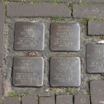 Stolpersteine voor Benjamin, Meijer, Mozes, Reintje en Roosje van Zuiden in Hoogeveen tijdens de 24e etappe van het Westerborkpad / Copyright JTravel.nl Stolpersteine voor Benjamin, Meijer, Mozes, Reintje en Roosje van Zuiden in Hoogeveen tijdens de 24e etappe van het Westerborkpad / Copyright JTravel.nl