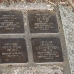 Stolpersteine voor Betti en Hartog, Braaf, Hendrika Blein en Mietje van Zuiden in Hoogeveen tijdens de 24e etappe van het Westerborkpad / Copyright JTravel.nl Stolpersteine voor Betti en Hartog, Braaf, Hendrika Blein en Mietje van Zuiden in Hoogeveen tijdens de 24e etappe van het Westerborkpad / Copyright JTravel.nl