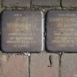 Stolpersteine voor Branka Bargeboer-de Leeuw en Klara de Leeuw in Hoogeveen tijdens de 24e etappe van het Westerborkpad / Copyright JTravel.nl Stolpersteine voor Branka Bargeboer-de Leeuw en Klara de Leeuw in Hoogeveen tijdens de 24e etappe van het Westerborkpad / Copyright JTravel.nl