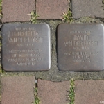 Stolpersteine voor David en Hendriรซtta van der Horst in Hoogeveen tijdens de 24e etappe van het Westerborkpad / Copyright JTravel.nl Stolpersteine voor David en Hendriรซtta van der Horst in Hoogeveen tijdens de 24e etappe van het Westerborkpad / Copyright JTravel.nl