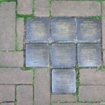 Stolpersteine voor Frouwkje, Helena, Hendrika, Levie, Klaartje, Simon en Simon Simons in Hoogeveen tijdens de 24e etappe van het Westerborkpad / Copyright JTravel.nl Stolpersteine voor Frouwkje, Helena, Hendrika, Levie, Klaartje, Simon en Simon Simons in Hoogeveen tijdens de 24e etappe van het Westerborkpad / Copyright JTravel.nl