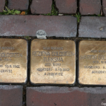 Stolpersteine voor Hartog, Reziena en Frits Goldsteen aan de Hoofdstraat 115 in Meppel tijdens de 23e etappe van het Westerborkpad / Copyright JTravel.nl Stolpersteine voor Hartog, Reziena en Frits Goldsteen aan de Hoofdstraat 115 in Meppel tijdens de 23e etappe van het Westerborkpad / Copyright JTravel.nl