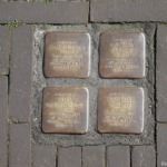 Stolpersteine voor Isaac, Rika, Sarah en Selina Philipson in Hoogeveen tijdens de 24e etappe van het Westerborkpad / Copyright JTravel.nl Stolpersteine voor Isaac, Rika, Sarah en Selina Philipson in Hoogeveen tijdens de 24e etappe van het Westerborkpad / Copyright JTravel.nl
