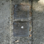 Stolpersteine voor Marcus en Betsy Johanna van Gelderen in Hoogeveen tijdens de 24e etappe van het Westerborkpad / Copyright JTravel.nl Stolpersteine voor Marcus en Betsy Johanna van Gelderen in Hoogeveen tijdens de 24e etappe van het Westerborkpad / Copyright JTravel.nl