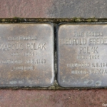 Stolpersteine voor Marcus en Leopold Polak aan de Hoofdstraat 43 in Meppel tijdens de 23e etappe van het Westerborkpad / Copyright JTravel.nl Stolpersteine voor Marcus en Leopold Polak aan de Hoofdstraat 43 in Meppel tijdens de 23e etappe van het Westerborkpad / Copyright JTravel.nl
