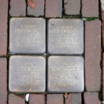 Stolpersteine voor Mozes, Bloeme, Grietje en Nathan Levie aan de Hoofdstraat 81 in Meppel tijdens de 23e etappe van het Westerborkpad / Copyright JTravel.nl Stolpersteine voor Mozes, Bloeme, Grietje en Nathan Levie aan de Hoofdstraat 81 in Meppel tijdens de 23e etappe van het Westerborkpad / Copyright JTravel.nl