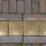 Stolpersteine voor Naftali en Rebekka Keizer en Izak en Susanna Sanders aan de Hoofdstraat 94 in Meppel tijdens de 23e etappe van het Westerborkpad / Copyright JTravel.nl Stolpersteine voor Naftali en Rebekka Keizer en Izak en Susanna Sanders aan de Hoofdstraat 94 in Meppel tijdens de 23e etappe van het Westerborkpad / Copyright JTravel.nl